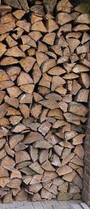 Erlenholz alz Brennholz aufbereitet und gestapelt